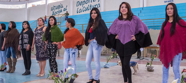 Modelando prendas del Proyecto de tejido a Palito.