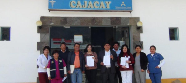 Entrega de equipos médicos al centro de salud de Cajacay.